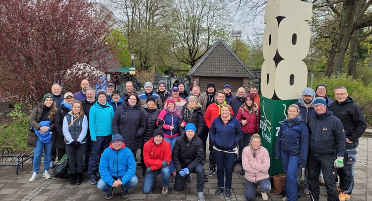 Das BLUE Team beim Charityprojekt im Krefelder Zoo